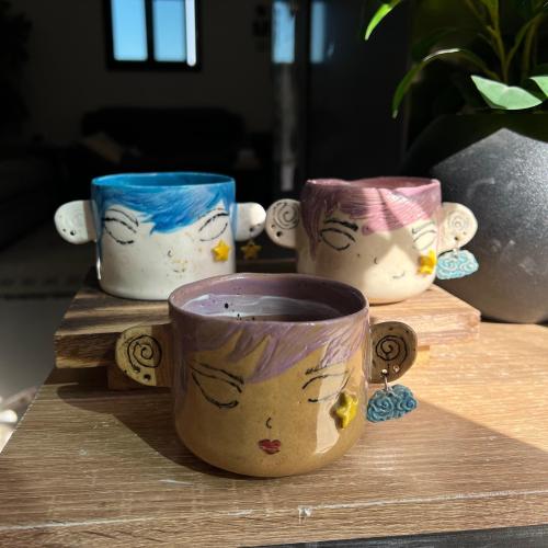 كوب الفتاة السمراء