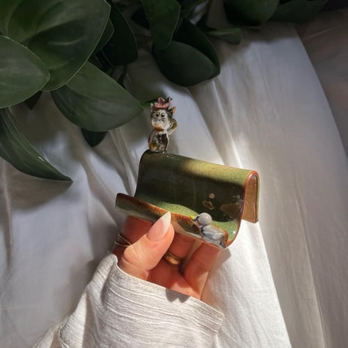 قطعتين (مجسم لشخصيتك و ستاند جوال) يصمَّم حسب رغبت...