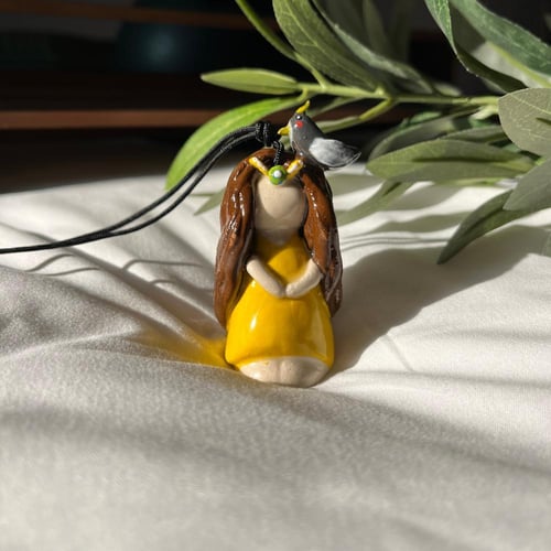 قطعتين (مجسم لشخصيتك و ستاند جوال) يصمَّم حسب رغبت...