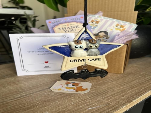 يصمَّم حسب رغبتك تعليقة سيارة مع تشارمز