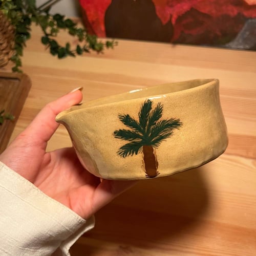 وعاء ماتشا البني النخلة