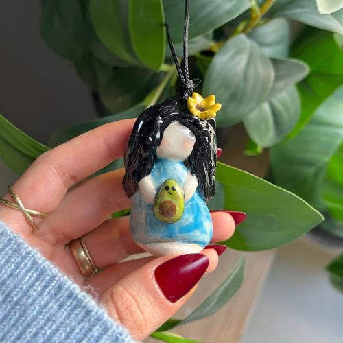 قطعتين (مجسم لشخصيتك و ستاند جوال) يصمَّم حسب رغبت...