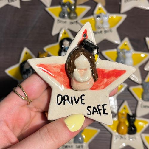 تعليقة سيارة فتاة التخرج