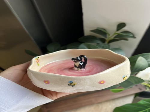 وعاء ياسمينا النحلة