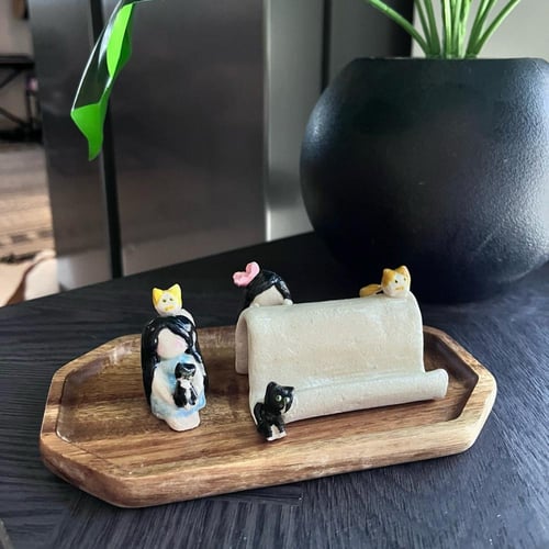 قطعتين (مجسم لشخصيتك و ستاند جوال) يصمَّم حسب رغبت...