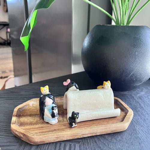 قطعتين (مجسم لشخصيتك و ستاند جوال) يصمَّم حسب رغبت...