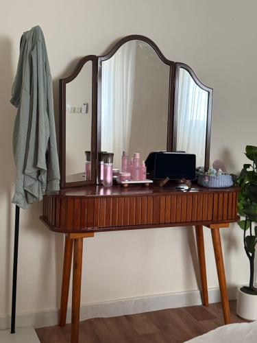 تسريحه خشبيه معا مرايه