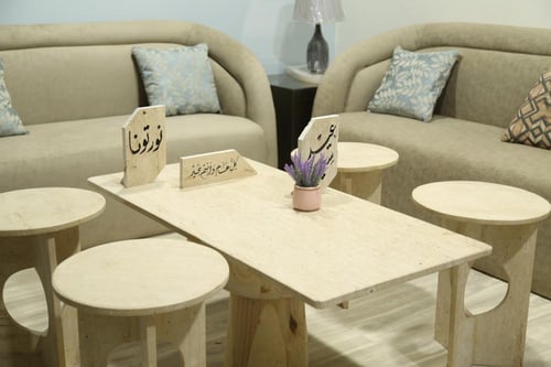 طقم طاوله مع قاعده خشب طبيعي رخام مع اربع خدمه