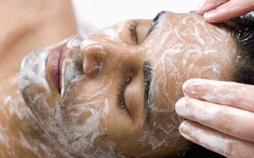 جلسة تنظيف البشرة الدهنية