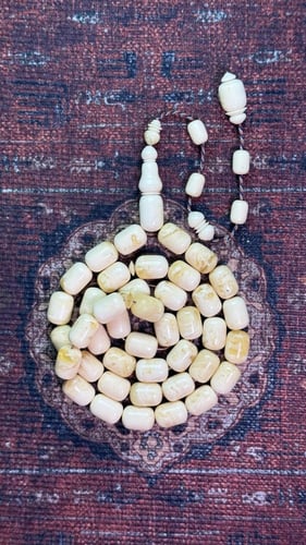 مسباح فاخر من المستكا – عبق الماضي وأناقة الحاضر