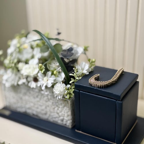 صينية مع صندوق بحرف