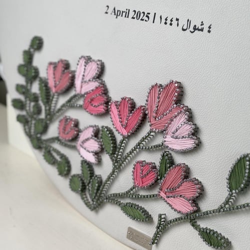 لوحة مزينة بالورد وفراشة (60 سم )