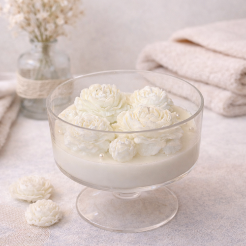 شمعة ورود بيضاء في وعاء زجاج معطره