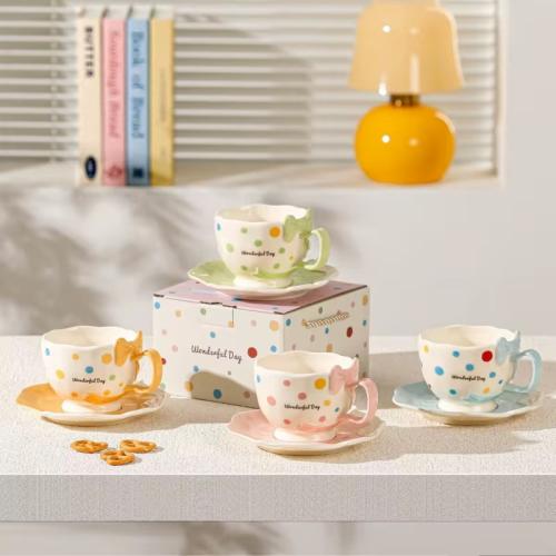 كوب المرح الملوّن مع صحن أنيق