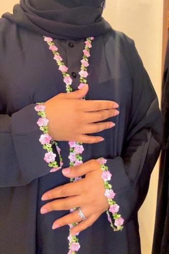 عبايه سوداء نواعم باطراف الورد
