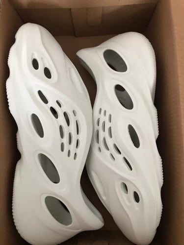 تسليم فوري Adidas Yeezy Foam RNNR Arart