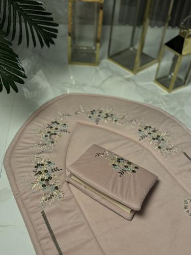 السجاد الملكي وردي