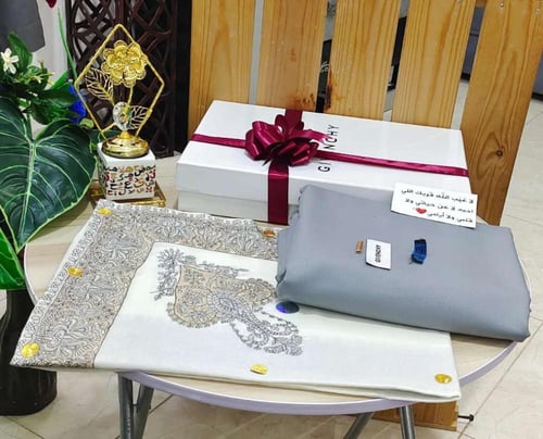 هدايا رجاليه قماش ثوب مع شال كشميري مطرز مع تغليف