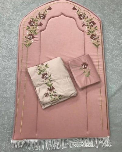 طقم صلاة مع سجادة ومصحف بالاسم وشرشف صلاة