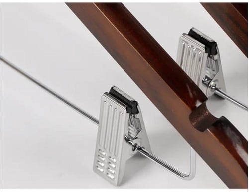 علاقة ملابس خشب بني مع تنوره ( 6 حبه )