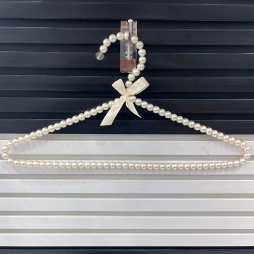 علاقة ملابس لؤلؤ بيج