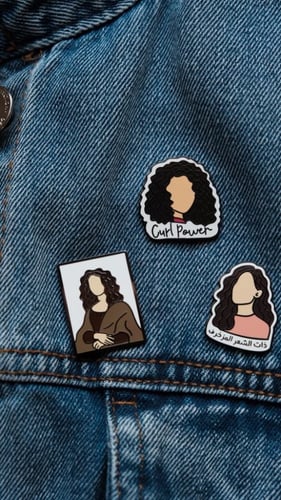 بروش مغناطيس بعبارة "curl power” بتصميم كيرليركرلز...