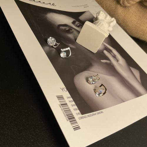 حلق ماركة ديور مطلي بالذهب مرصع زركون اللون ذهبي
