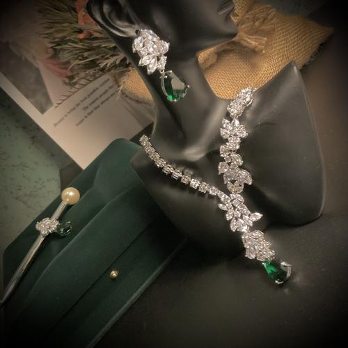 طقم زفاف مطلي بالذهب مرصع زركون ، اللون :ابيض واخض...