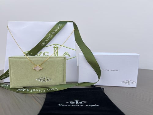 قلادة أنيقة من مجموعة Alhambra