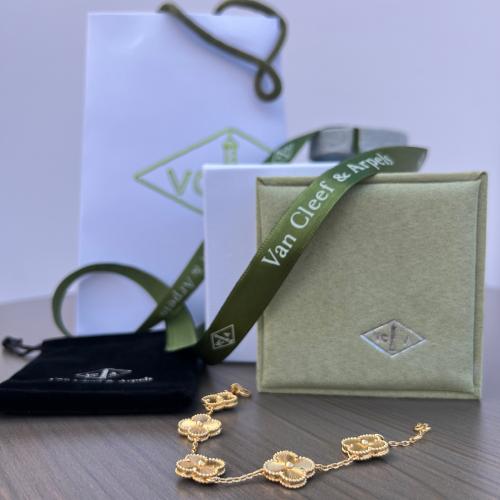 سوار راقٍ من تصميم البرسيم الرباعي