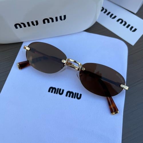 نظارة شمسية راقية من Miu Miu