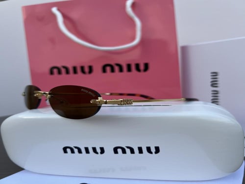 نظارة شمسية راقية من Miu Miu