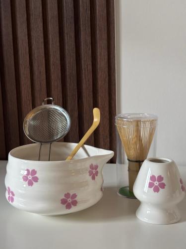 طقم أدوات ماتشا برسمة زهرة وردي