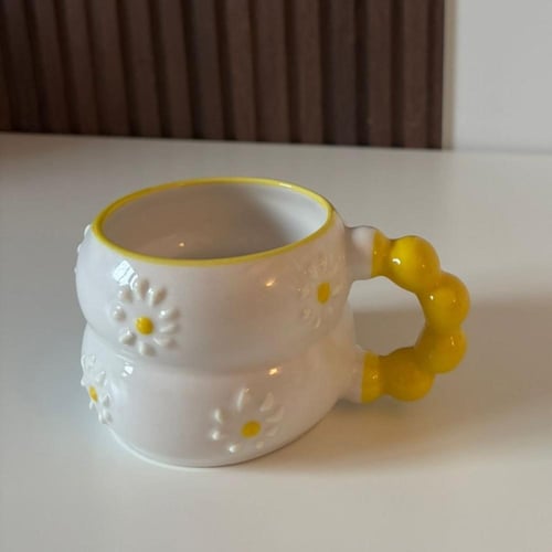 كوب سيراميك رسم ورد باللون الابيض والاصفر