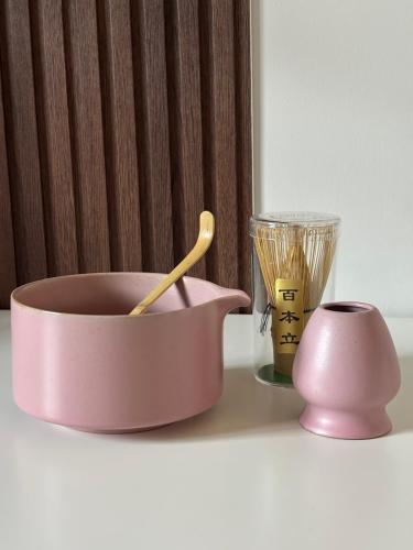 طقم أدوات ماتشا وردي