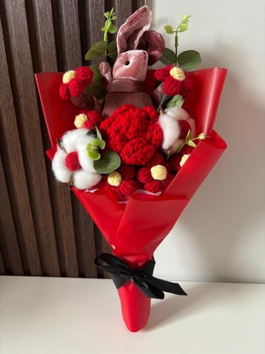 باقة ورد كوروشيه صناعه يدويه لون أحمر مع تعليقه ار...