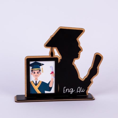 ستند مع اسم وصورة للمتخرجين