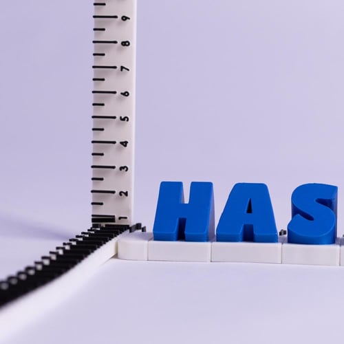 اسم ثلاثي الابعاد مع صندوق خشبي