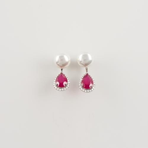 The sparkling pearl earring