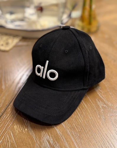كاب لون اسود alo