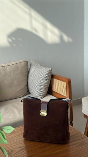 حقيبة أنيقة بلون بني داكن يناسب كل الإطلالات