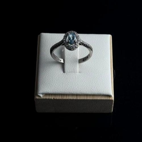 خاتم نسائي مرصع بحجر التوباز