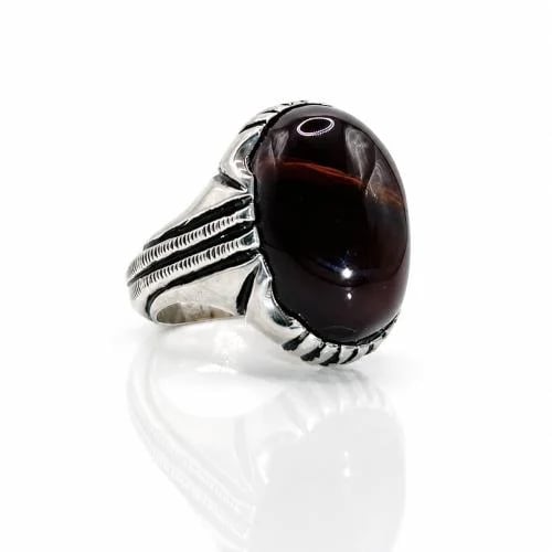 A Yemeni agate ring with a cherry-colored dome