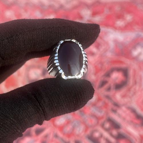 خاتم عقيق يماني كرزي سطح أسود