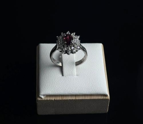 خاتم نسائي مرصع بحجر الياقوت