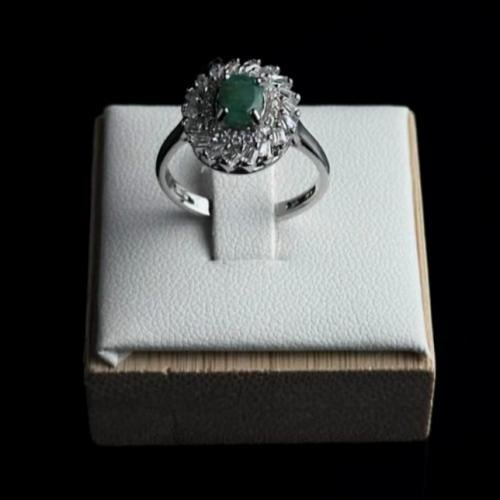 خاتم نسائي مرصع بحجر الزمرد