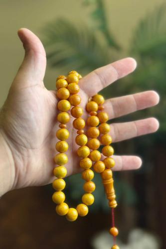 سبحة مسكي أصفر معرق