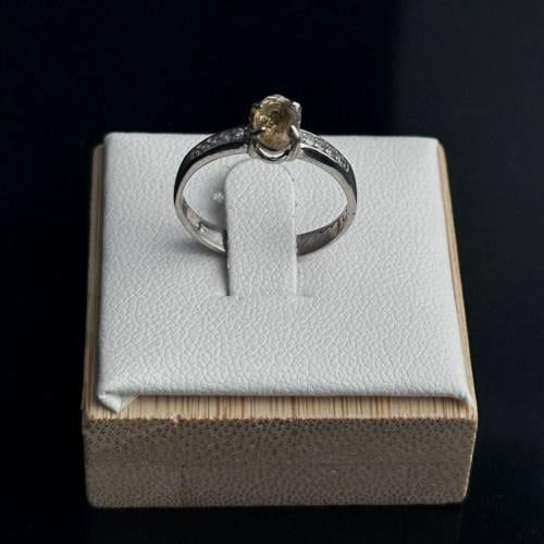 خاتم نسائي مرصع بحجر السترين