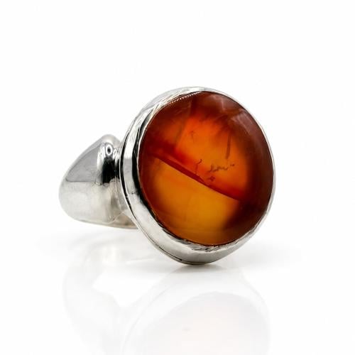 A Yemeni agate ring with glassy, patterned design