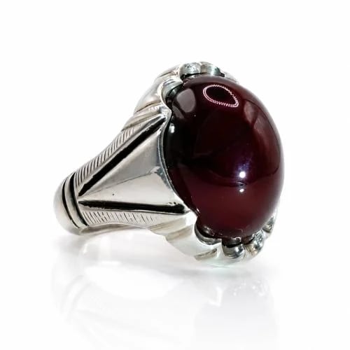A Yemeni agate ring, pomegranate-colored, saffroned, dome
